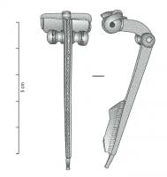 FIB-41377 - Fibule à plaquettes et protubérances latéralesargentType à arc non interrompu, effilé, coudé à la tête, de section rectangulaire, avec une ligne guillochée sur la face externe); ressort à 6 ou 8 spires, corde externe, retenue par une griffe et protégé sur le dessus par des 