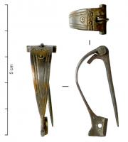 FIB-41385 - Fibule dérivée d'AlésiaargentFibule de type dérivé d'Alésia, comportant un arc souvent étroit, aux côtés rectilignes, une charnière coulée et percée dans la masse, un pied tendu (ligne presque rectiligne entre le sommet de l'arc et le pied), un bouton terminal peu ou pas mouluré.