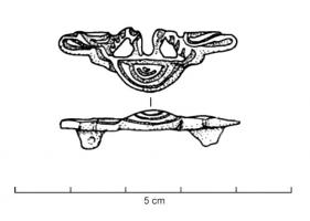 FIB-41398 - Fibule zoomorphe, groupe : oiseaux et vasquebronzeBroche figurant deux oiseaux de part et d'autre d'une vasque, posés sur le bord et buvant; les corps sont étamés et striés de traits niellés.