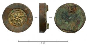 FIB-41404 - Fibule circulaire à médaillon estampébronze, argentFibule composée d'un boîtier cylindrique, laissant apparaître sur la face externe un médaillon encadré d'une large bande lisse : motif estampé radian, en forme de fleuron en relief, entouré de perles et doré. Au revers, articulation à charnière sur deux plaquettes.