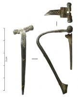 FIB-41412 - Fibule de type croate (nom provisoire)argentFibule à charnière (tête forée) comportant un arc fortement coudé puis rectiligne (voire concave) jusqu'au pied, terminé par un bouton mouluré rapporté. La tête forme généralement un carré, orné d'une simple bande transversale, tout comme la charnière qui peut être elle aussi striée de même. L'arc est plat, étroit et à bords parallèles, avec un seule bande médiane, ornée d'un guillochis ou d'une bande ondée. Un peu avant le prte-ardillon ainsi qu'au sommet de l'arc, deux bagues ornées de trois globules en fort relief sont rapportées sur l'arc et maintenues en place par une brasure.
