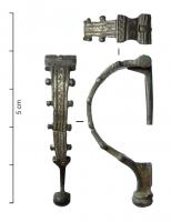 FIB-41413 - Fibule à charnière, variante d'AucissaargentVariante du type Aucissa (charnière, arc en demi-cercle, pied coudé terminé par un bouton mouluré rapporté) dont l'arc est plat, éventuellement orné d'une ligne ondulée, souvent orné d'ergots latéraux avec parfois, en plus, de petites perles rivetées sur le dessus.