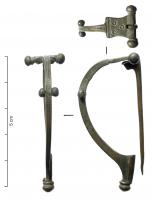 FIB-41419 - Fibule de type AucissaargentFibule d'Aucissa précoce, comportant un arc massif aux côtés rectilignes, avec deux petits boutons latéraux à mi-hauteur, une charnière coulée et repliée vers l'intérieur (ou percée dans la masse), un pied tendu (ligne presque rectiligne entre le sommet de l'arc et le pied), un bouton terminal rapporté et mouluré.