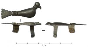 FIB-41420 - Fibule zoomorphe : oiseauargentBronze en forme d'oiseau de profil, aux ailes repliées, la queue largement déployée en éventail; système d'articulation à charnière sur plaquette.