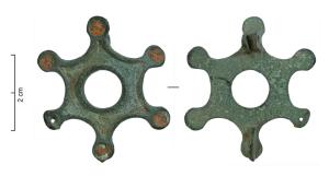 FIB-41459 - Fibule circulaire émailléebronzeFibule plate, dont la charnière disposée au revers comporte deux plaquettes coulées reliées par un axe en fer. Variante circulaire, creusée d'un ajour circulaire; variante à 6 protubérances en étoile sur le pourtour.