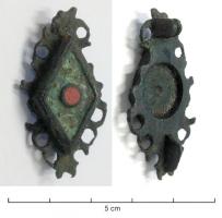 FIB-41468 - Fibule losangique émailléebronzeFibule émaillée en forme de broche losangique ; au centre, loge d'émail avec parfois un ornement circulaire centré, généralement surélevé, et émaillé. Le pourtour est entouré d'une bande continue d'ocelles ajourés, ou anneaux.
