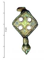 FIB-41471 - Fibule émailléebronzeFibule à corps losangique, creusé en champlevé pour un décor émaillé interrompu par quatre ajours circulaires, disposés en carré; le pied est terminé par une tête de reptile stylisée ou un bouton. Charnière tubulaire.