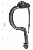 FIB-41480 - Fibule de type Ettlinger 9argentFibule à ressort à 6 spires, corde externe et griffe, protégé par des plaquettes. L'arc de section ronde et légèrement renflée, est fortement coudé en anse de panier, prolongé par un pied allongé et terminé par un bouton.