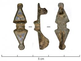 FIB-41481 - Fibule symétrique émailléebronzeFibule géométrique, dont la symétrie est assurée par deux triangles émaillés, accolés par leurs bases et séparés par un motif en fort relief, en forme de demi-poulie; disques émaillés aux extrémités;  au revers, articulation à charnière entre deux plaquettes