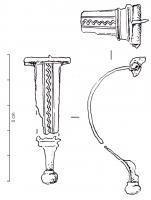 FIB-41502 - Fibule d'AucissabronzeFibule à charnière repliée sur l'extérieur. La tête est ornée de petites échancrures latérales. L'arc, de section rubanée, est orné d'une cannelure médiane dont la bande centrale peut être occupée par une rangée de perle ou une ligne de méandre en relief. Le corps de l'arc est séparé du pied par la même succession de côtes et d'échancrures que l'on voit sur la tête. Le pied, inorné, s'achève sur un bouton final.
