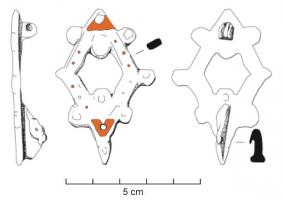 FIB-41590 - Fibule losangique émailléebronzeBroche losangique, plate, consituée d'un cadre ajouré, la bande creusée d'une loge d'émail ayant probablement reçu des inclusions de verre, avec des triangles séparés à chaque extrémité; disques émaillés sur le pourtour ainsi qu'à l'intérieur de l'ajour; au revers, articulation à charnière entre deux plaquettes.