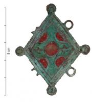 FIB-41594 - Fibule losangique émailléebronzeFibule émaillée en forme de broche losangique, variante avec 4 protubérances sur le pourtour, avec de petits anneaux à mi-longuer des côtés; loge centrale losangique émaillée et légèrement surélevée, entourée de guillochis, avec un disque émaillé au centre, quatre demo-cercles sur les côtés et des cloisons ornées d'ergots.
