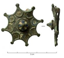 FIB-41606 - Fibule circulaire émailléebronzeFibule circulaire émaillée, coulée, comportant une partie centrale conique émaillée en pétales, et un pourtour en étoile, festonné avec 8 boutons aux extrémités des branches ainsi formées; l'espace ainsi défini est également décoré d'arcatures émaillées. L'objet est coulé d'un seul tenant, entièrement lisse au revers.