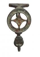 FIB-41625 - Fibule émailléebronzeFibule émaillée, à charnière tubulaire, dont le pied se termine par une tête de reptile stylisée. L'arc est remplacé par une couronne émaillée, dans laquelle se trouve un carré inscrit également émaillé. L'arc est éventuellement accosté de cabochons.