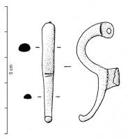 FIB-41650 - Fibule de type RathewitzbronzeFibule bipartite : arc cintré, de section ovale épaisse, prolongé par un pied plus long que l'arc, à l'extrémité légèrement redressée et équipée d'un bouton terminal ; porte-ardillon rectangulaire réduit ; ressort en arbalète monté sur un axe passé dans la tête perforée de l'arc.