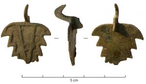 FIB-41693 - Fibule zoomorphe : oiseaubronzeBroche plate, à l'exception de la tête redressée, mais plate elle-aussi; le corps est figuré sous la forme d'une feuille au contour decoupés foliacée, creusé de trois loges émaillées : une bande médiane triangulaire sur le dos, et deux demi feuilles sur les ailes. Au revers, articulation à charnière entre deux plaquettes coulées.