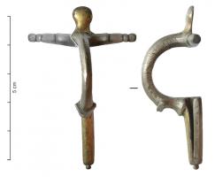 FIB-41694 - Fibule en arbalèteargentFibule à arbalète précoce, à pied court, arc étroit et bras réduits, aux extrémités rectilignes ou terminés par de simples boutons; le bouton central, lui aussi très réduit, fait corps avec l'arc; le pied, toujours plus court que l'arc, a les côtés facettés , plus rarement encochés; pas de bouton terminal (parfois un simple méplat perpendiculaire).