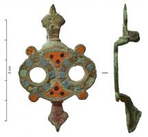 FIB-41695 - Fibule symétrique émailléebronzeFibule à arc émaillé ajouré de deux cercles disposés transversalement, prolongé de part et d'autre par deux têtes de reptiles symétriques; sur les côtés, 4 disques latéraux également émaillés. Au revers, articulation à charnière sur deux plaquettes coulées.