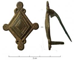 FIB-41697 - Fibule losangique non émailléebronzeFibule dont le corps de forme losangique, accosté aux aux angles de cercles oculés, accostés aux pointes de deux cavités non perforantes ; la plaque losangique est divisée en registres inscrits, non émaillés; au revers, articulation à charnière entre deux plaquettes; haut porte-ardillon en crochet.