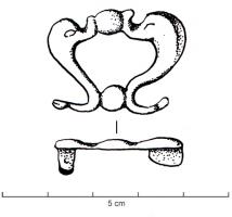 FIB-41706 - Fibule aux dauphinsbronzeBroche figurant deux dauphins affrontés, le bas du corps et les têtes reliées par des globules ; au revers, articulation à charnière entre deux plaquettes coulées.