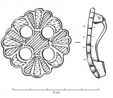 FIB-41714 - Fibule circulaire émailléebronzeFibule circulaire émaillée, comportant au centre quatre ajours circulaires et un pourtour festonné de quatre groupes de trois pétales, séparés par des lunules également émaillées; au revers, articulation à charnière entre deux plaquettes coulées.