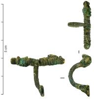FIB-41749 - Fibule en arbalètebronzeFibule à arc fortement coudé, en gâchette de fusil, de section épaisse généralement aplatie à l'intérieur, avec une tête perforé pour le passage d'un axe sur lequel est monté un long ressort en arbalète, corde externe. Pied simplement écrasé pour former un porte-ardillon court, triangulaire et massif.