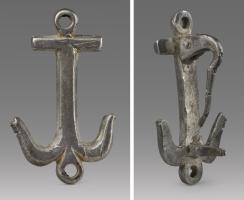 FIB-41764 - Fibule en forme d'ancreargentFibule en forme d'ancre, avec le jas perpendiculaire (il se trouve dans un autre plan sur les objets réels) et deux anneaux aux extrémités. Au revers, articulation à charnière entre deux plaquettes.