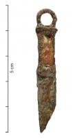 FIB-41768 - Fibule skeuomorphe : couteau à calamebronzeFibule émaillée en forme de couteau à affûter les calames : lame étroite, à dos parallèle au tranchant; manche émaillé ; anneau sommital.
