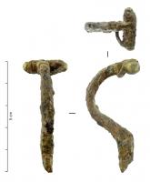 FIB-41806 - Fibule en arbalète de type MiltenbergferFibule à arc étroit, pied court et rectiligne, ressort en arbalète à corde haute, délimité par des boutons en allisge cuivreux.