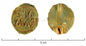 FIB-41836 - Fibule circulaire émaillée inscritebronzeFibule circulaire dont la totalité de la face externe est creusée en champlevé de manière à ce que l'émail rouge dégage en réserve l'inscription SI AMAS.