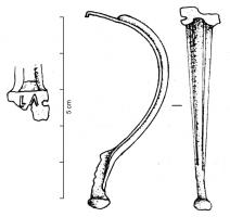 FIB-41846 - Fibule d'Aucissa : ]LA[bronzeFibule d'Aucissa précoce, à charnière repliée vers l'intérieur ; à la tête, estampille comprenant les lettres  ]LA[ .