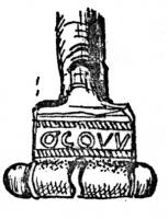 FIB-41851 - Fibule de type Aucissa : Q COMbronzeFibule à arc en demi-cercle, bords parallèles et section semi-circulaire, parfois avec une cannelure médiane; tête quadrangulaire échancrée avec estampille moulée ou estampée, parallèle à la charnière, repliée vers l'extérieur : QCOM.