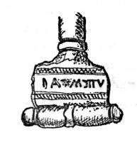 FIB-41852 - Fibule de type Aucissa : DAGOMATTVSbronzeFibule à arc en demi-cercle, bords parallèles et section semi-circulaire, parfois avec une cannelure médiane; tête quadrangulaire échancrée avec estampille moulée ou estampée, parallèle à la charnière, repliée vers l'extérieur : DAGOMATTVS.