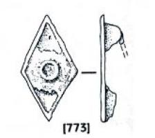 FIB-41870 - Fibule losangique émailléebronzeFibule à arc losangique émaillé, ajour central circulaire : la broche se réduit à un cadre plat émaillé; au revers, charnière entre deux plaquettes.
