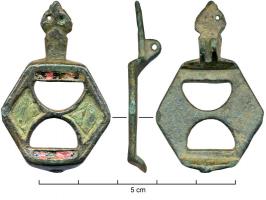 FIB-4206 - Fibule symétrique émailléebronzeFibule émaillée, dont la charnière à plaquettes est cachée sous une tête de reptile stylisée. L'arc est remplacé par une plaque hexagonale, ornée d'émaux et percée de deux ajours semi-circulaires adossés. Pied symétrique.