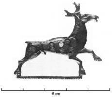 FIB-4228 - Fibule zoomorphe : cerfbronzeBroche zoomorphe, figurant un cervidé (daim mâle) en course : l'une des pattes antérieures est projetée en avant, les autres sabots sont reliés par une barre; décor de petits cercles d'émail sur le corps.