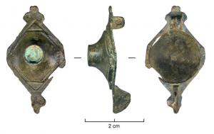 FIB-4238 - Fibule losangique émailléebronzeFibule losangique émaillée ; au centre de l'arc qui s'élève en cône ou en gradins se trouve une loge circulaire émaillée, qui forme une cupule au revers ; ergots ornés d'ocelles, soit seulement aux pointes opposées, soit sur tout le pourtour.