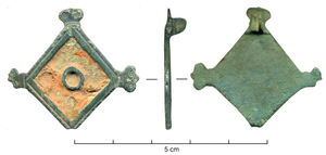 FIB-4239 - Fibule symétrique émailléebronzeFibule en forme de carré sur pointe ; l'arc est constitué d'une loge émaillée contenant, au centre, une loge circulaire ou losangique émaillée également ; chaque angle est orné d'une tête de reptile ou d'oiseau dont les yeux sont formés par deux sillons concentriques (parfois, seulement un bouton mouluré à la tête et au pied).