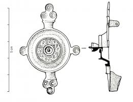 FIB-4249 - Fibule symétrique émailléebronzeFibule symétrique, le corps constitué d'un disque comportant une couronne lisse (guillochis) entourant un disque émaillé, parfois surélevé avec un bouton central riveté; en général, deux appendices latéraux en forme de disque; pieds et tête symétriques, en forme de têtes de reptiles parfois simplement évoquées à l'aide de trois groupes de cercles concentriques.