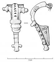 FIB-4268 - Fibule à protubérances latérales médianesbronzeFibule à arc tendu, fortement coudé à la tête et pourvu d'épaisses moulures prolongées sur les côtés par des boutons moulurés; encoches pour nielle sur la côte médiane; à travers le pied, bâtonnets rivetés.