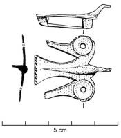 FIB-4288 - Fibule zoomorphe : oiseaubronzeFibule zoomorphe non émaillée (cercles et/ou cabochons sur les ailes, parfois aussi sur la queue), en forme d'oiseau aux ailes déployées, ailes et queue plates nettement dégagées, la tête redressée.