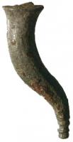 FIB-4310 - Fibule skeuomorphe : corne à boireargentFibule en forme de corne à boire, sinusoïdale, avec terminaison moulurée. Porte-ardillon haut et étroit, fendu en crochet ; formes variées.