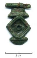 FIB-4370 - Fibule symétrique émailléebronzeFibule émaillée losangique sur pointe, émaillée avec un disque central ; la loge centrale est entourée de 2 barrettes transversales; le pied était certainement symétrique par rapport à la tête.