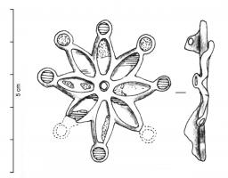 FIB-4388 - Fibule circulaire émailléebronzeFibule en forme de fleur, à 10 pétales bien séparés, aux couleurs d'émail alternés; cabochon surélevé émaillé au centre.