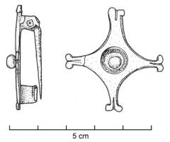 FIB-4415 - Fibule géométrique platebronzeFibule plate, dont la charnière disposée au revers comporte deux plaquettes coulées reliées par un axe en fer. Variante losangique, ici sur plan carré avec des bords concaves aux angles ornés de petits fleurons; décor central de cercles concentriques avec motif perlé, avec souvent un cabochon incrusté au centre; guillochis le long des bords.