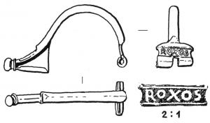 FIB-4454 - Fibule de type Aucissa : TROXOSbronzeFibule à arc en demi-cercle, bords parallèles et section semi-circulaire, parfois avec une cannelure médiane; tête quadrangulaire échancrée avec estampille moulée parallèle à la charnière, repliée vers l'extérieur : TROXOS.