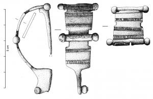 FIB-4476 - Fibule de type Alésia, var. Camp César 2bronzeType d'Alésia (arc plat, charnière repliée vers l'intérieur et pied redressé, généralement percé avec un ornement transversal riveté), dont l'arc est interrompu par deux plaques rectangulaires (parfois ajourées) et un bâtonnet transversal.