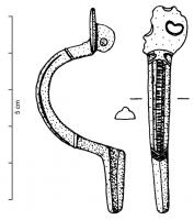 FIB-4504 - Fibule Böhme 22abronzeFibule à ressort masqué par une plaque de tête en forme de pelte, pleine ou ajourée; arc étroit et de section massive, mouluré avec une côte centrale guillochée en relief; pied en étui.