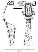 FIB-4517 - Fibule à protubérances latérales basses F.23ebronzeFibule à protubérances latérales et couvre-ressort cylindrique; long pied trapézoïdal, lisse et sans bouton terminal; porte-ardillon triangulaire percé.
