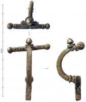 FIB-4554 - Fibule cruciforme Keller 1argentFibule à arbalète précoce, à pied court, arc étroit et bras réduits, peu ou pas décorés et terminés par de tout petits bulbes; le bouton central fait corps avec l'arc. Certains exemplaires peuvent comporter un décor niellé (ondes, dents-de-loup...)